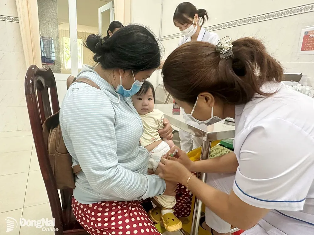 Tiêm vaccine phòng bệnh cho trẻ tại Trung tâm Kiểm soát bệnh tật tỉnh