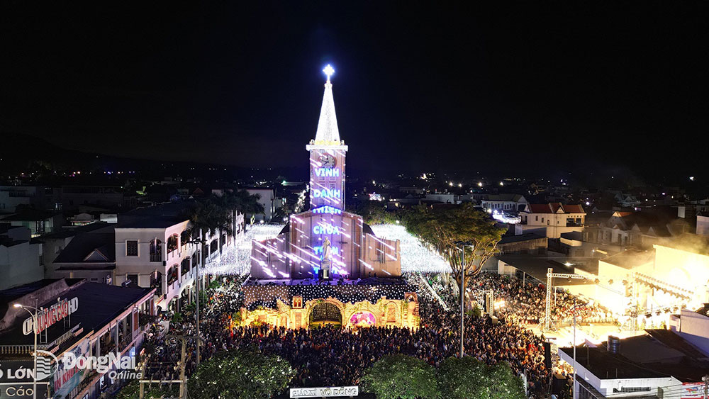 Tại H.Thống Nhất, hàng trăm người dân có mặt tại nhà thờ Võ Dõng (xã Gia Kiệm)
tham gia chương trình lễ hội ánh sáng chào đón lễ Giáng sinh 2023. Ảnh: Hoàng Anh