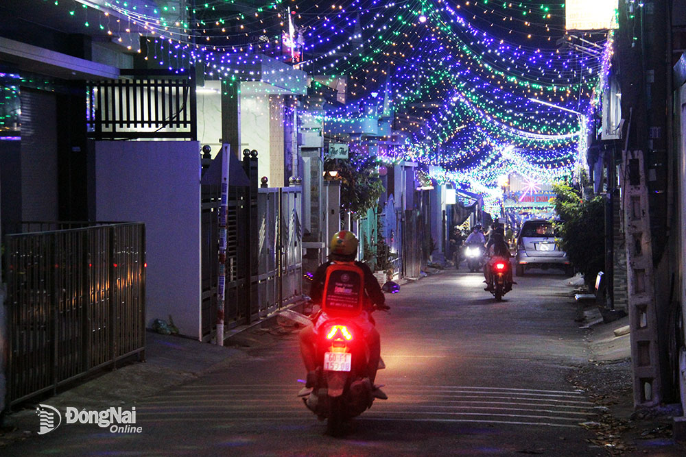 Tại nhiều tuyến đường hẻm trong khu dân cư ở TP.Biên Hòa, người dân giăng đèn để chào đón lễ Giáng sinh. Ảnh: Trần Danh
