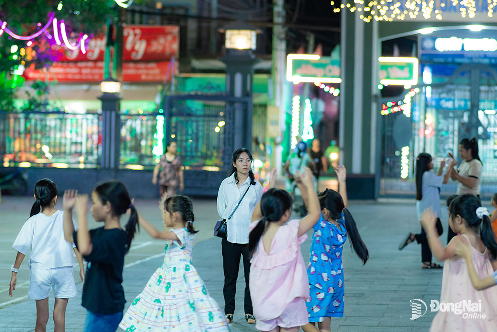 Rất nhiều bạn trẻ, học sinh tổ chức các hoạt động vui chơi trong không khí đón lễ Giáng sinh tại giáo xứ Thọ Lâm, xã Phú Thanh (H.Tân Phú). Ảnh: Lê Lâm