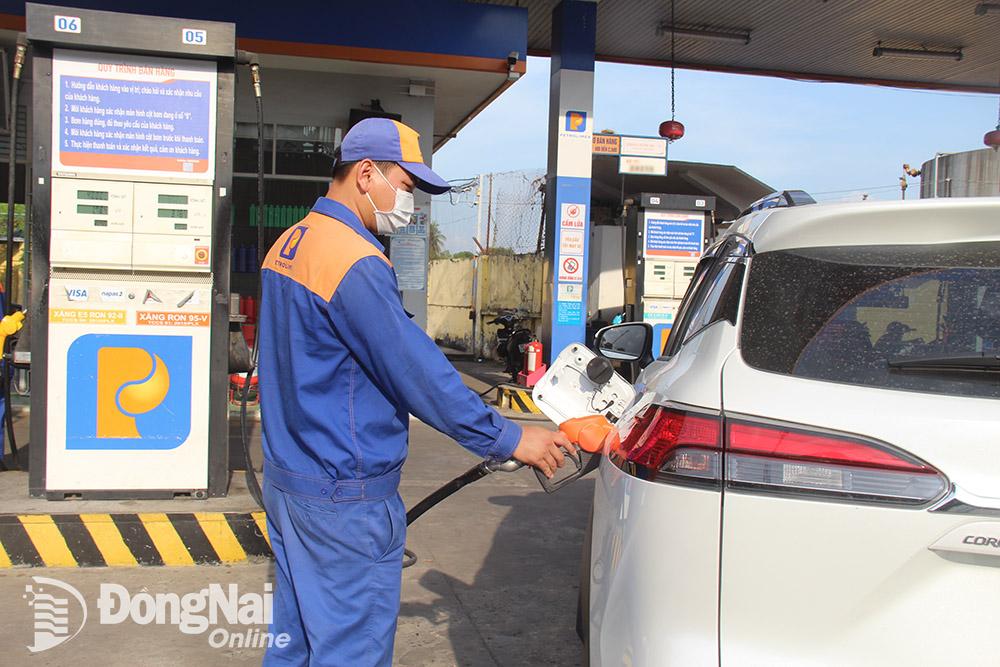 Giá xăng, dầu đồng loạt giảm trong đợt điều chỉnh giá bán lẻ ngày 7-12. (Ảnh: Hải Hà)