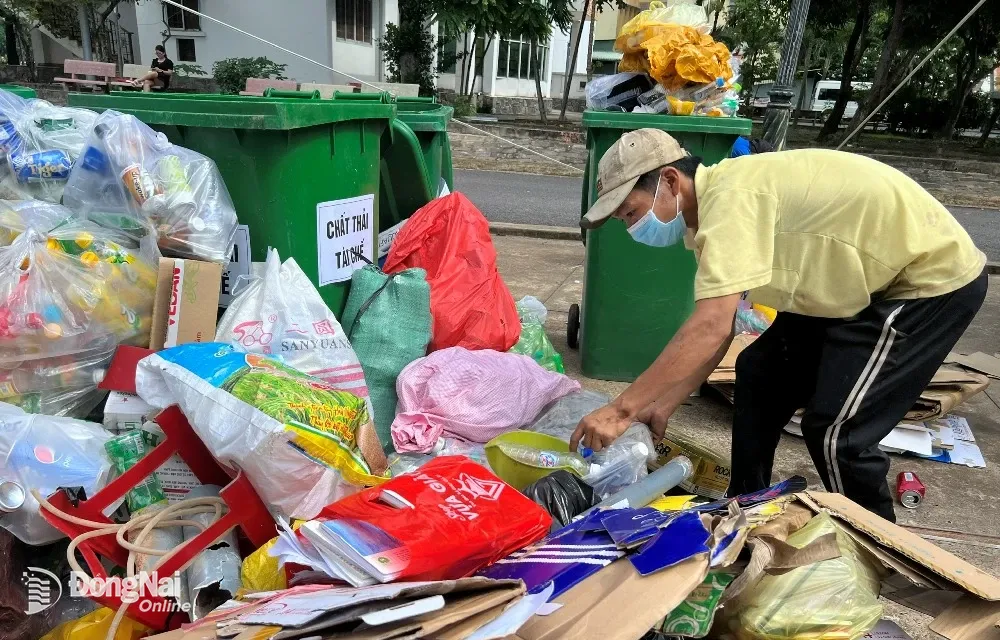 Thu gom rác thải sinh hoạt tại H.Long Thành (Ảnh minh họa)