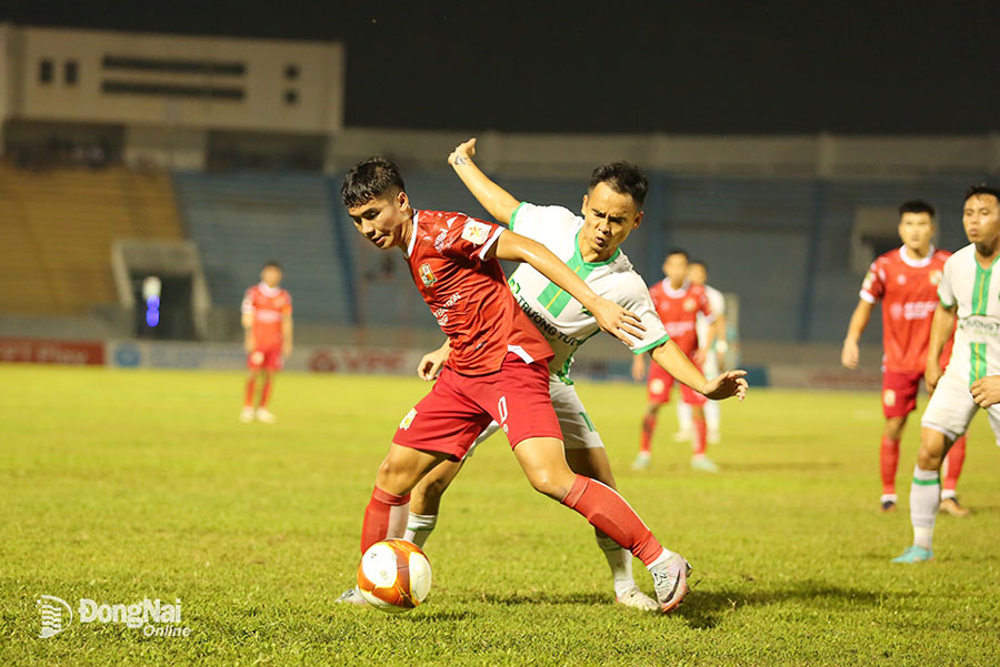 Đồng Nai (áo đỏ) ngược dòng thành công chiến thắng 2-1 trước Trường Tươi Bình Phước ở vòng 5 giải hạng Nhất quốc gia