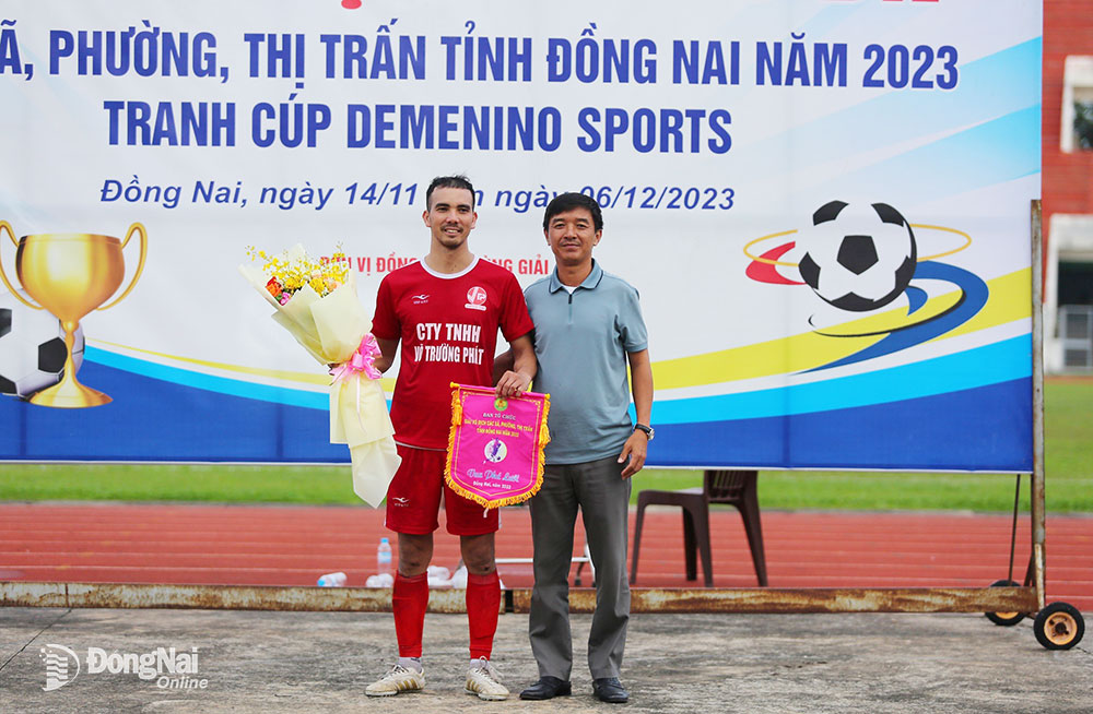 Trao giải cầu thủ vua phá lưới cho cầu thủ Trần Xuân Liệu