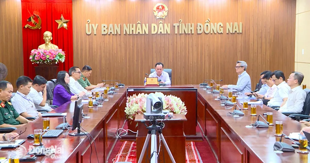 Quyền chủ tịch UBND tỉnh Võ Tấn Đức  chủ trì hội nghị trực tuyến tại điểm cầu Đồng Nai. Ảnh: K.Liễu