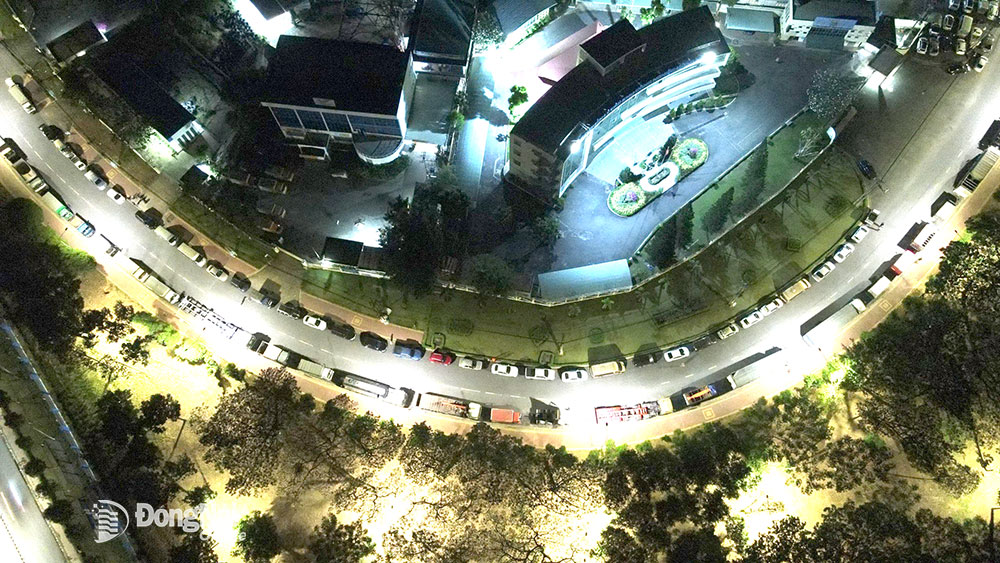 Sáng sớm ngày 22-12, hàng trăm ôtô xếp hàng gần Trung tâm đăng kiểm xe cơ giới 6001S để chờ được xét xe