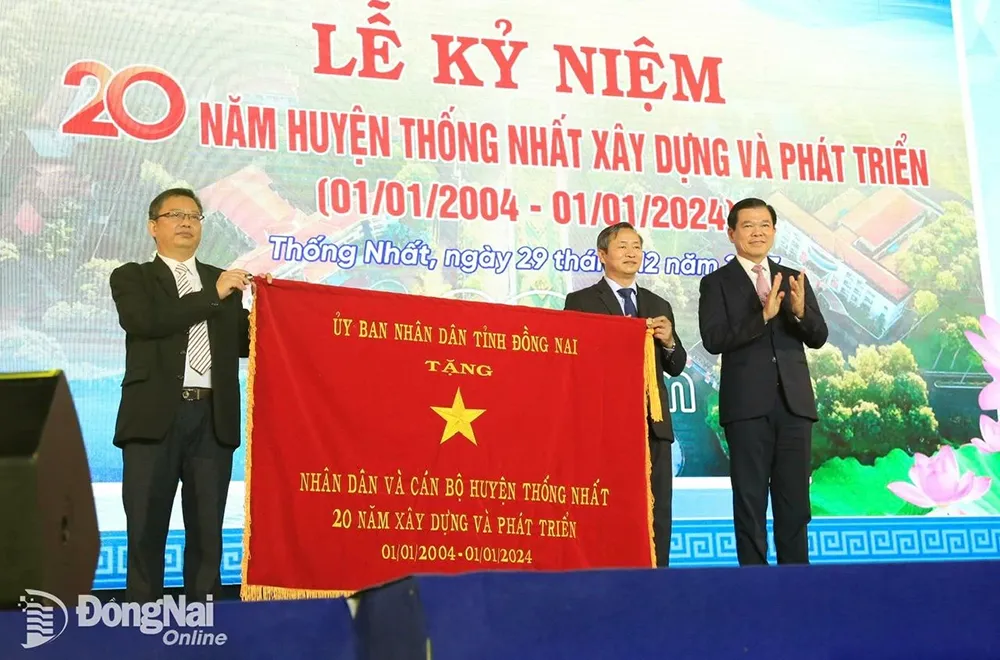 Ủy viên Trung ương Đảng, Bí thư Tỉnh ủy Nguyễn Hồng Lĩnh trao bức trướng cho Đảng bộ, chính quyền và nhân dân H.Thống Nhất