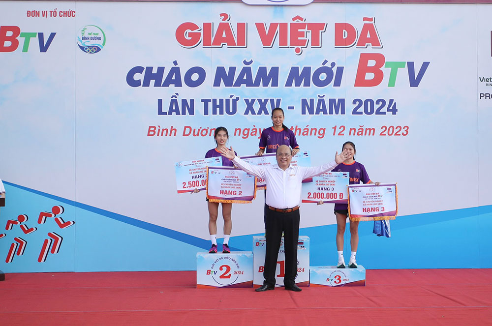 Trao giải cho các VĐV nữ đạt thứ hạng cao 5km hệ đội tuyển