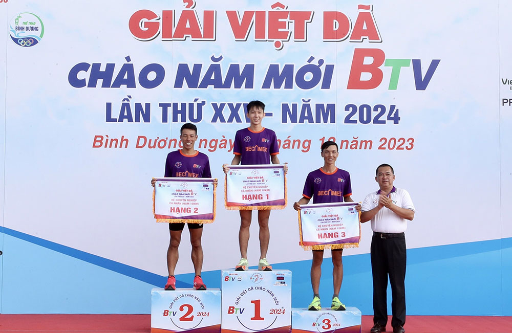 Ban tổ chức trao giải cho các VĐV nam về thứ hạng cao 10km hệ đội tuyển