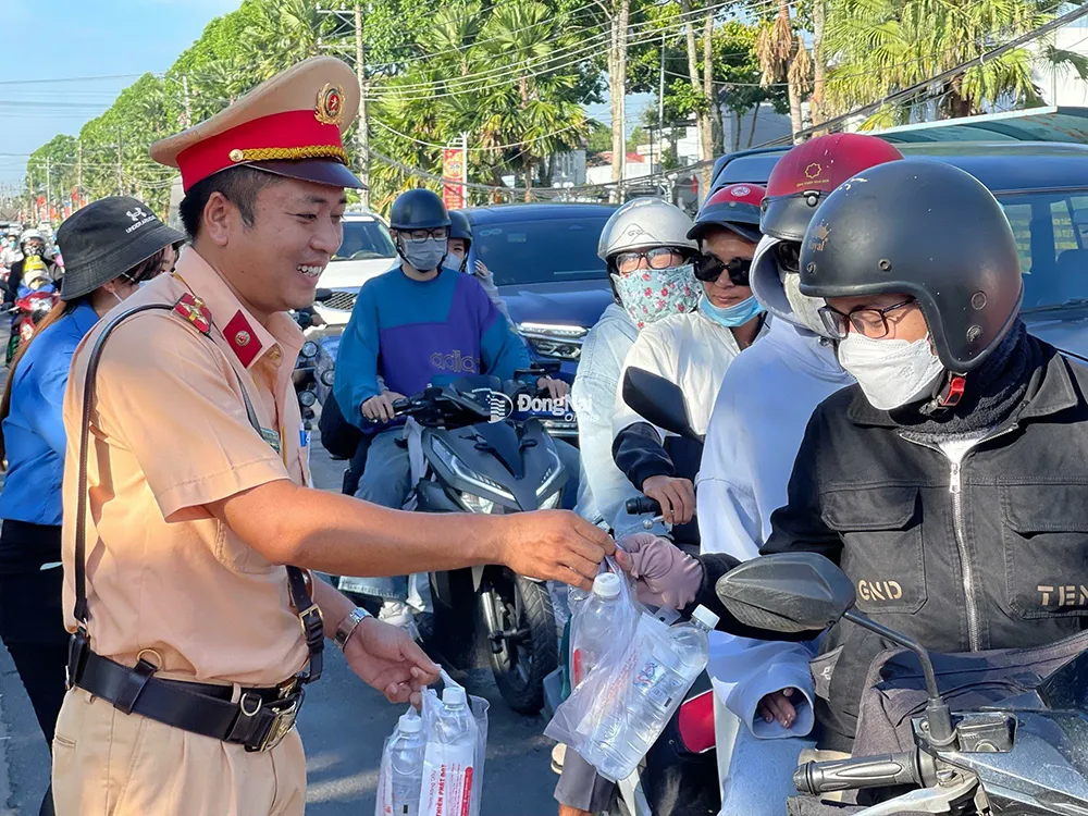 Lực lượng Cảnh sát giao thông H.Tân Phú tặng nước miễn phí cho người dân về quê nghỉ lễ.