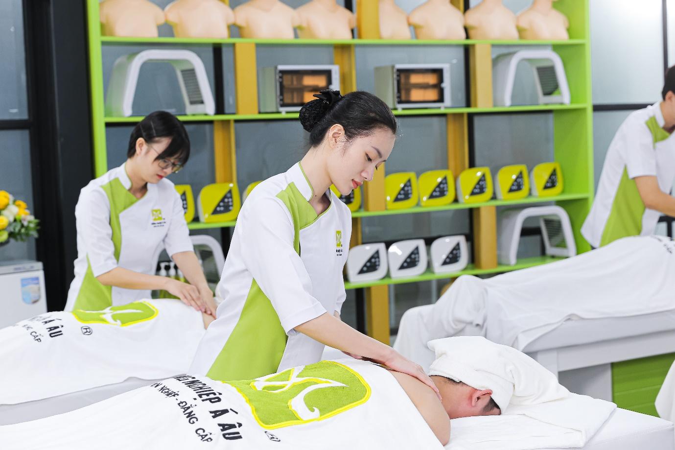 Massage body, massage bấm huyệt… là lĩnh vực được quan tâm nhiều hiện nay.