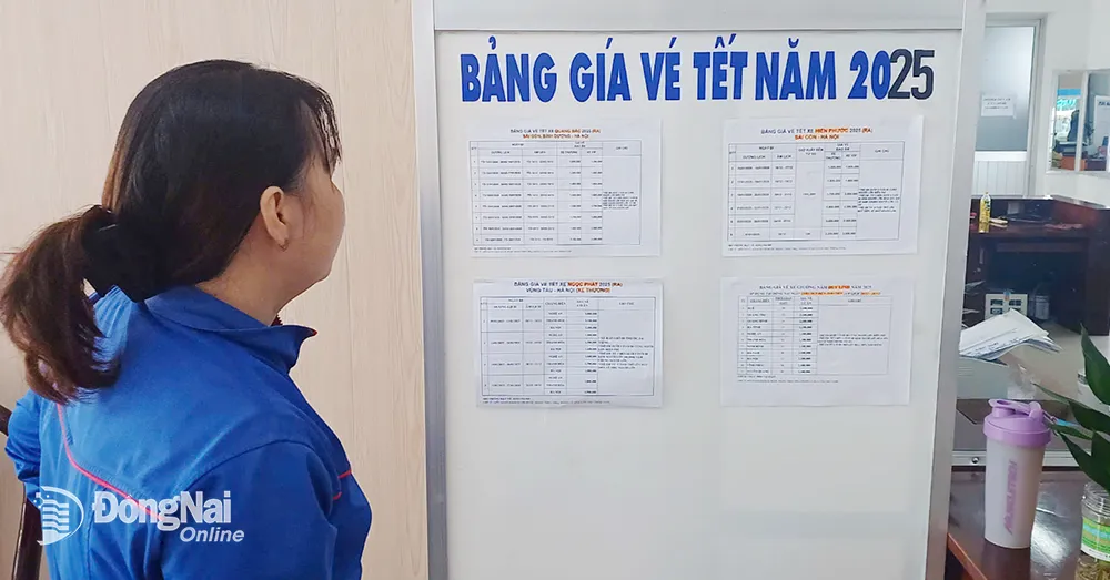 Người dân xem bảng giá vé xe Tết tại Bến xe Đồng Nai (phường Bình Đa, thành phố Biên Hòa). 