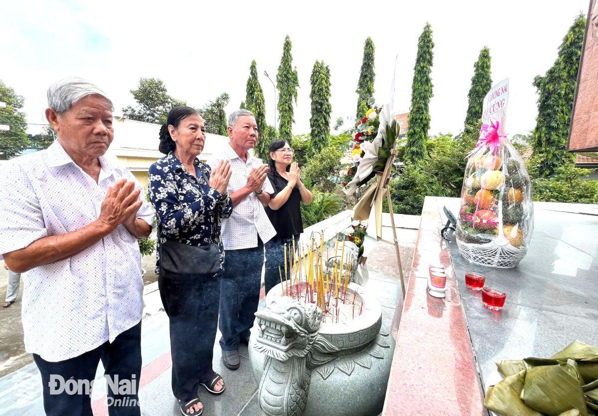 Lãnh đạo Hội Chiến sĩ cách mạng bị địch bắt tù đày dâng hương Đài tưởng niệm anh linh liệt sĩ. Ảnh: Nguyệt Hà