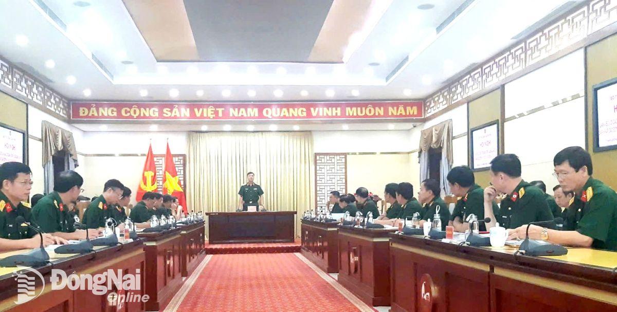 Tư lệnh Quân khu làm việc với các đơn vị. Ảnh: ĐVCC