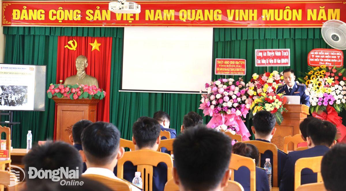 Cán bộ Đoàn Trinh sát số 2 tuyên truyền về Quân đội, lực lượng Cảnh sát biển trong hội nghị đoàn kết quân dân. Ảnh: Nguyệt Hà