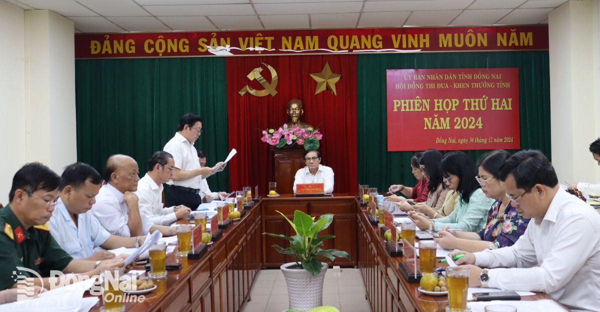 Phó giám đốc Sở Nội vụ Phạm Minh Phước báo cáo kết quả thi đua năm 2024. Ảnh: Nguyệt Hà