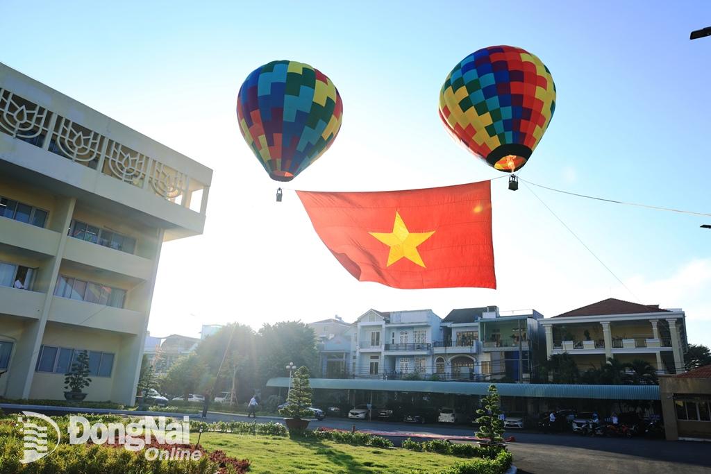 Lá cờ đỏ sao vàng bay cao trong ánh nắng sớm tỉnh sân trước Tỉnh ủy. Ảnh: Công Nghĩa