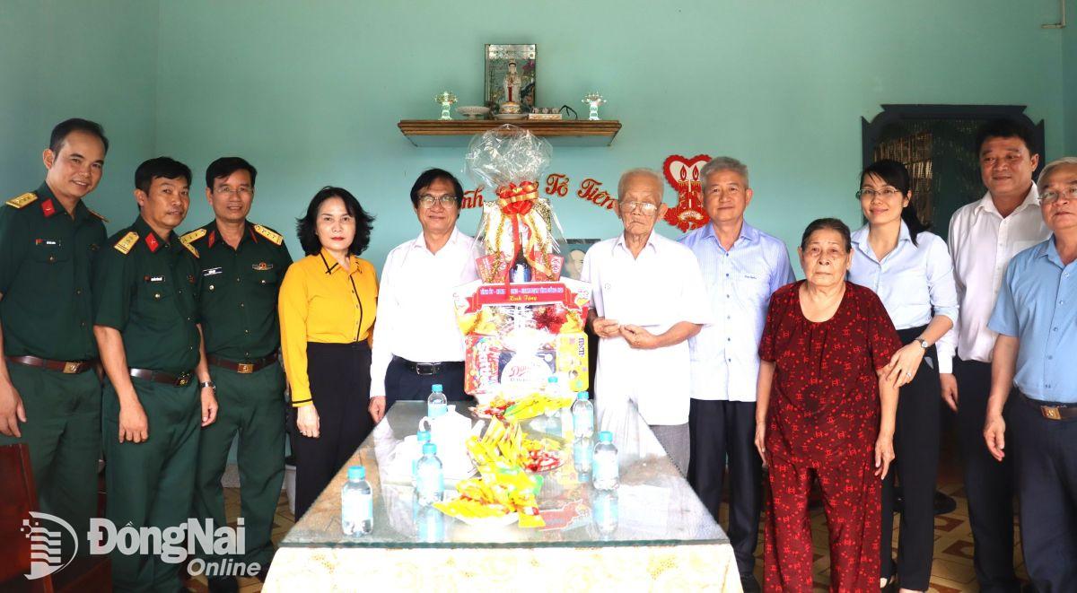 Lãnh đạo tỉnh thăm, tặng quà Mẹ Việt Nam anh hùng và người có công tại huyện Xuân Lộc