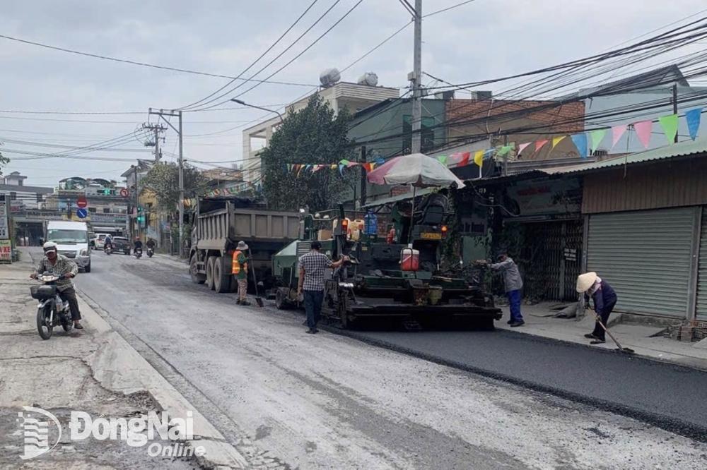 Tuyến đường Nhà máy nước Thiện Tân (gồm đường Hoàng Văn Bổn qua thành phố Biên Hòa và đường Thiện Tân qua huyện Vĩnh Cửu) đang được gấp rút sửa chữa. Ảnh: Minh Thành 