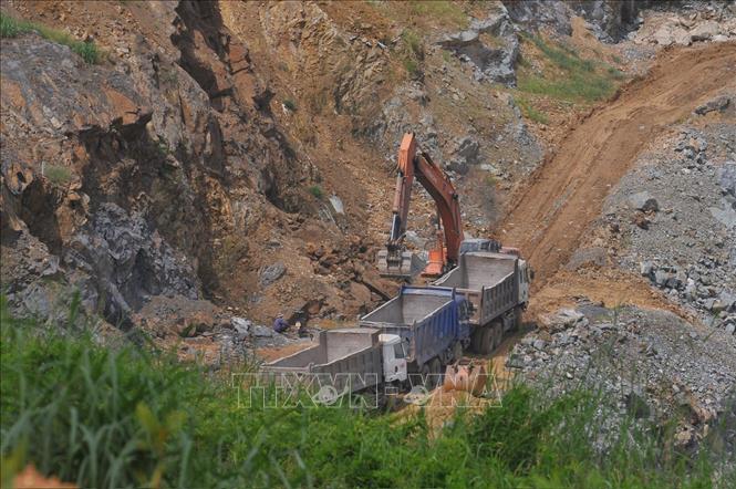 Excavators extract rocks at a quarry in the Tam Phuoc–Phuoc Tan cluster in Dong Nai Province - PHOTO: VNA
