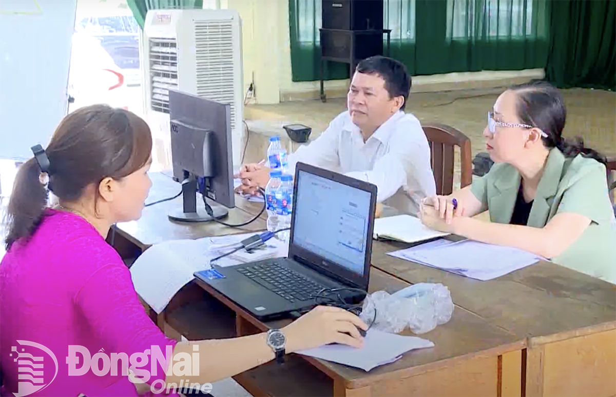 Giáo viên trình bày trước Ban giám khảo Chương trình Phát huy sáng kiến, sáng tạo trong lao động, học tập năm 2024. Ảnh: C.T.V