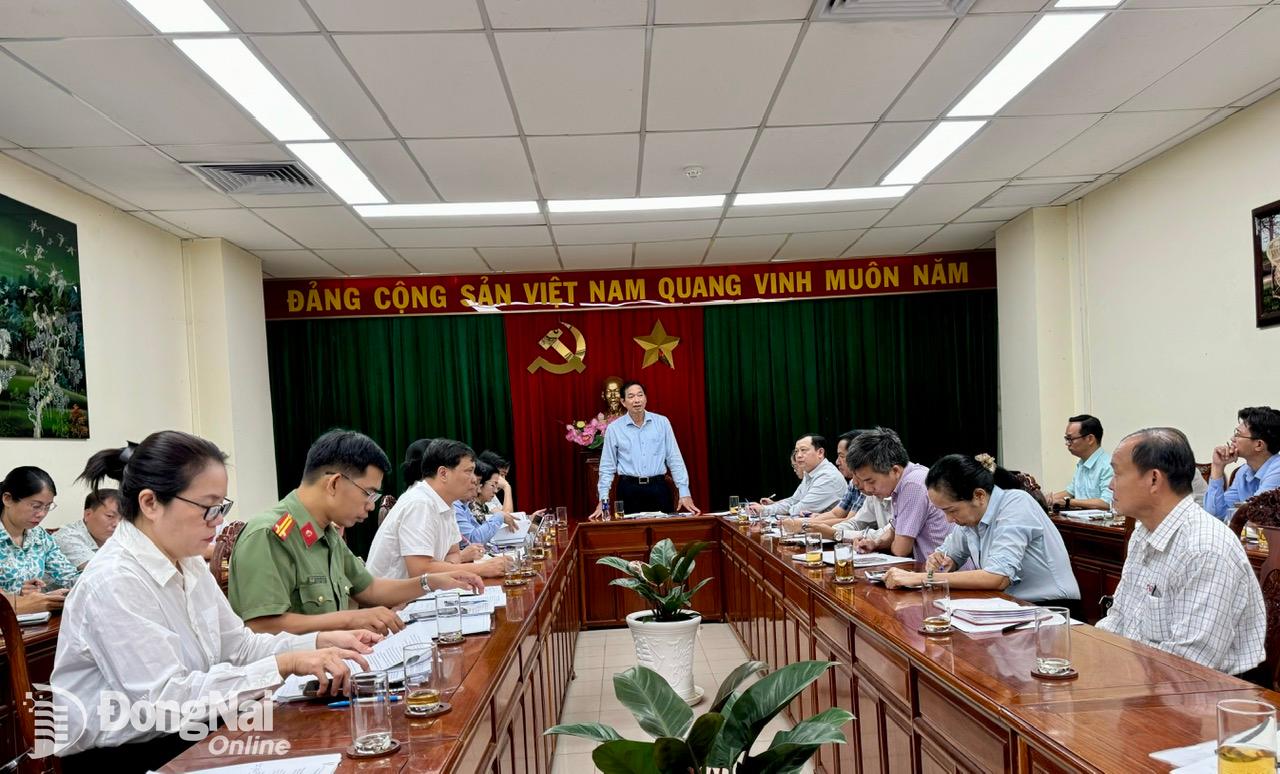 Phó chủ tịch UBND tỉnh Võ Văn Phi chủ trì buổi làm việc. Ảnh: B.Nguyên

