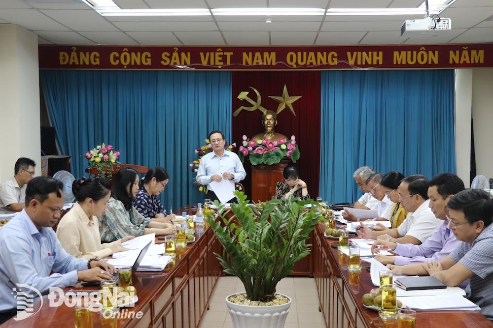 Phó trưởng ban Pháp chế HĐND tỉnh Hồ Sĩ Tiến phát biểu tại cuộc họp. Ảnh: Hải Yến
