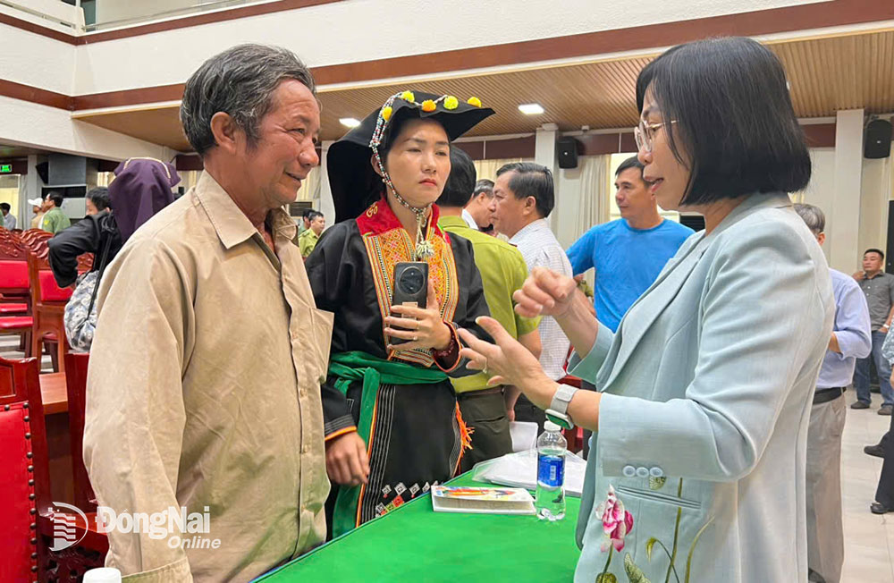 Phó chủ tịch UBND tỉnh Nguyễn Thị Hoàng trao đổi với người dân tại buổi làm việc. Ảnh: Kim Liễu