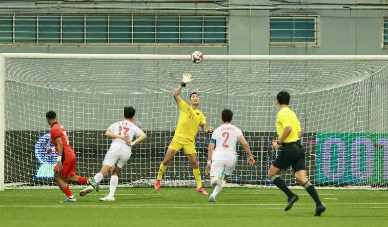 Pha cứu thua đẳng cấp của Đình Triệu trong trận thắng Singapore 2-0