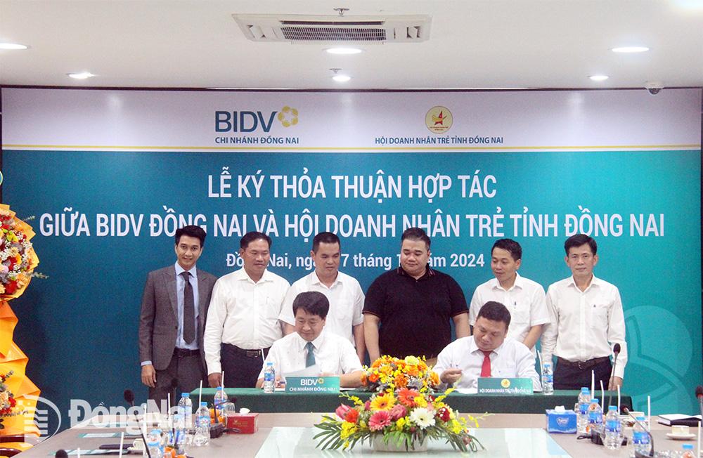 Lãnh đạo Ngân hàng TMCP Đầu tư và phát triển Việt Nam (BIDV) chi nhánh Đồng Nai và Hội Doanh nhân trẻ Đồng Nai ký kết thỏa thuận hợp tác giữa hai bên. Ảnh: Hải Quân