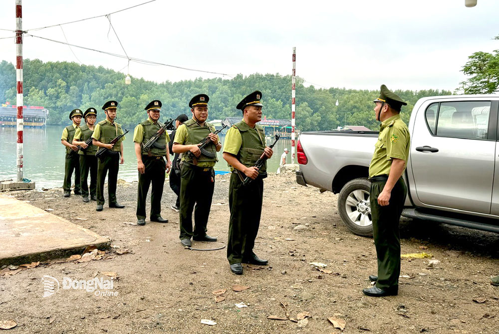 Đội Tuần tra rừng của Ban Quản lý rừng phòng hộ Long Thành. Ảnh: B.Nguyên