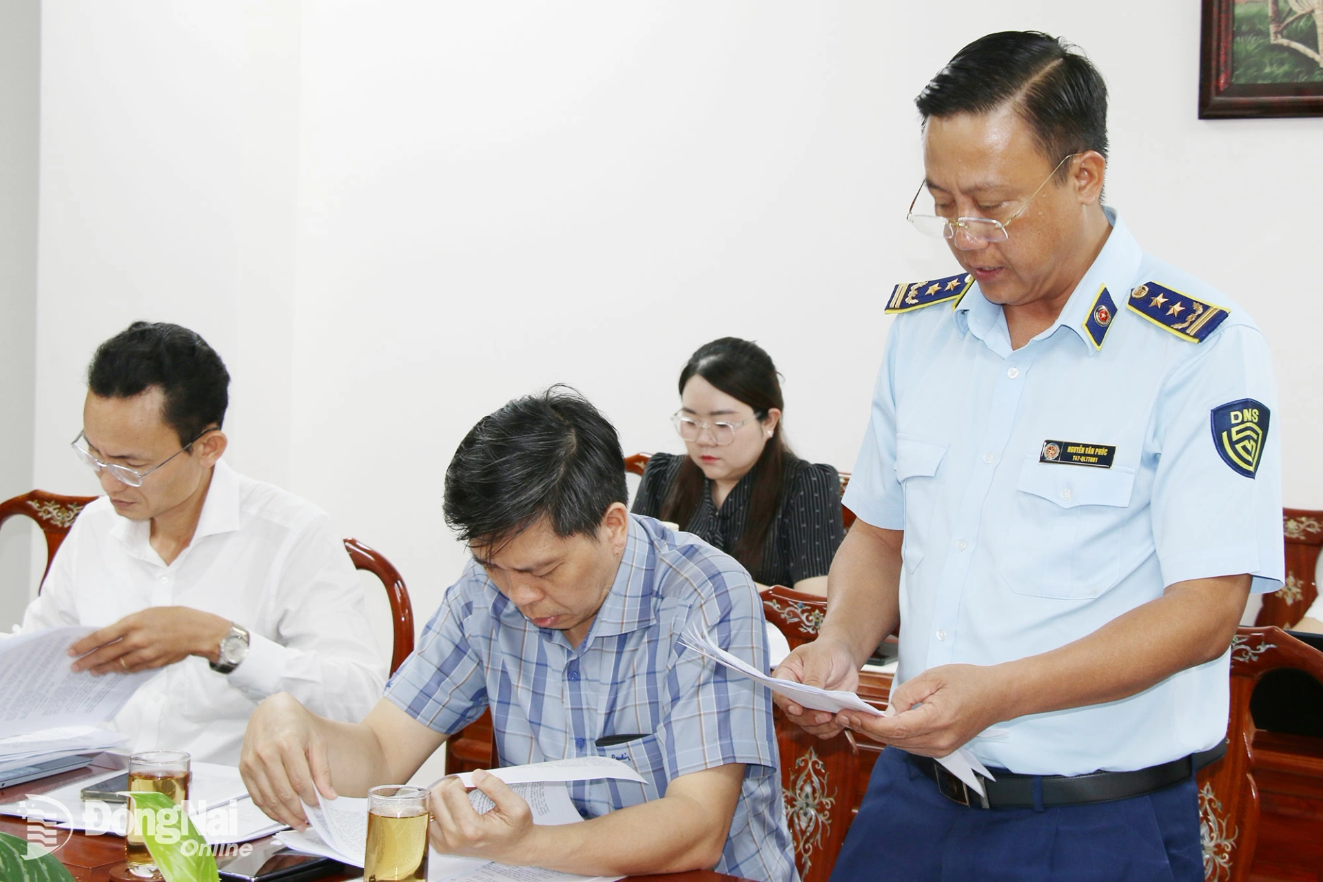Chi cục trưởng Chi cục Quản lý thị trường Đồng Nai (Sở Công Thương) Nguyễn Văn Phúc báo cáo tại cuộc họp. Ảnh: Hải Quân