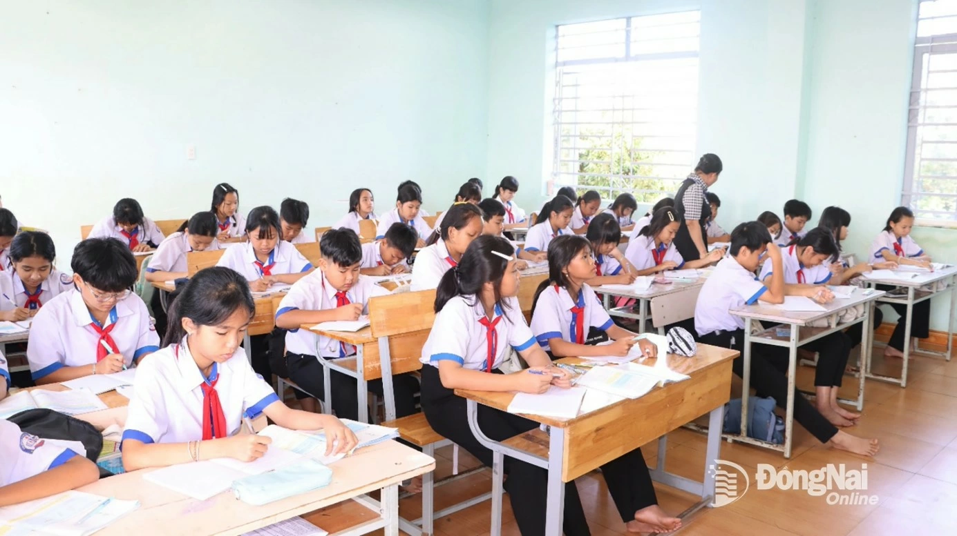 Students of Bu Dop Secondary School during class