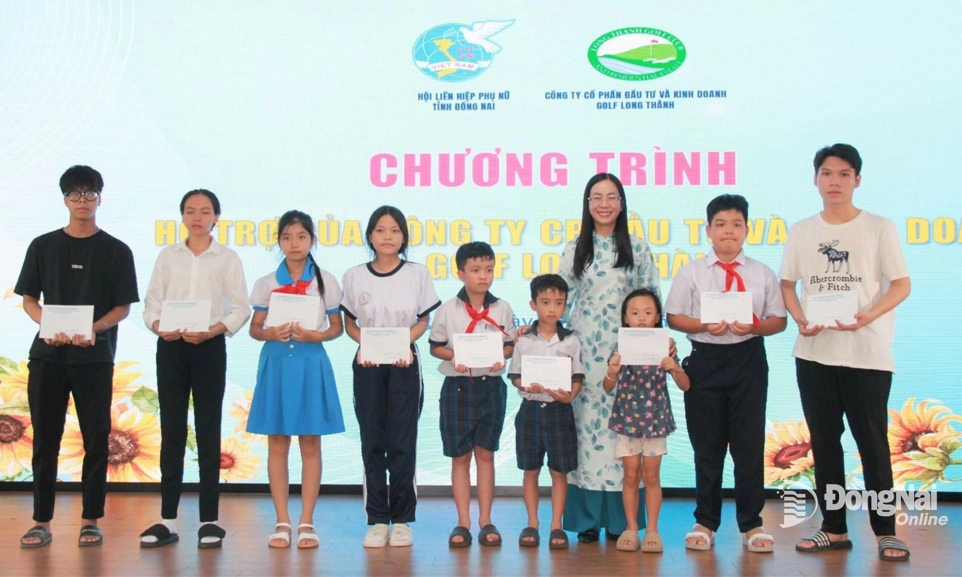 Le Thi Thanh Loan, a member of the Provincial Party Committee, Vice Chairwoman of the Vietnam Fatherland Front Committee of Dong Nai Province, and Chairwoman of the Dong Nai Women’s Union, presents support to orphaned students participating in the Godmother Programme. Photo: Nga Son