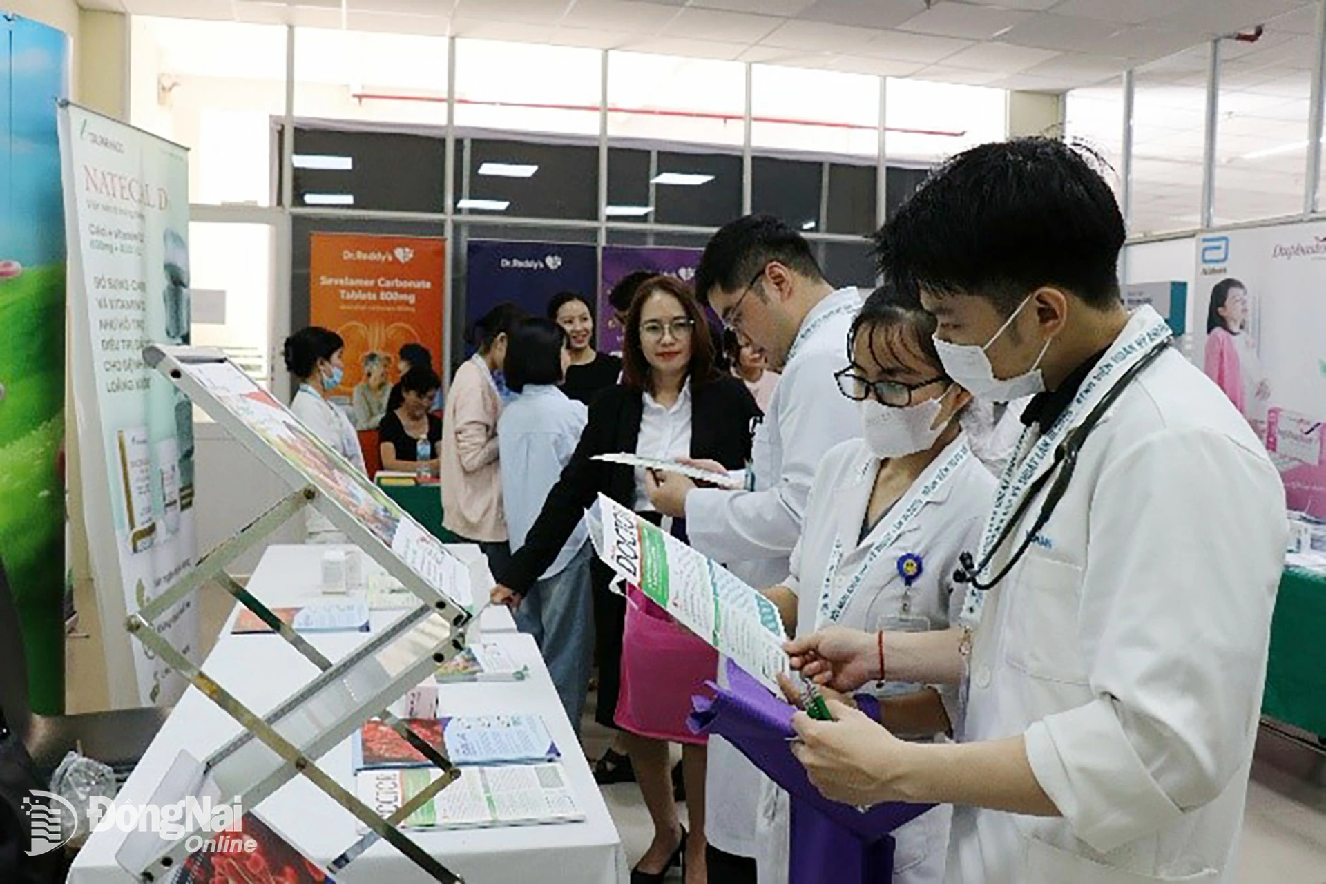 Đại biểu tham quan không gian trưng bày bên lề hội nghị. Ảnh: Trần Cảnh