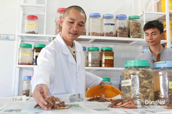 Giúp người khó khăn chăm sóc sức khỏe