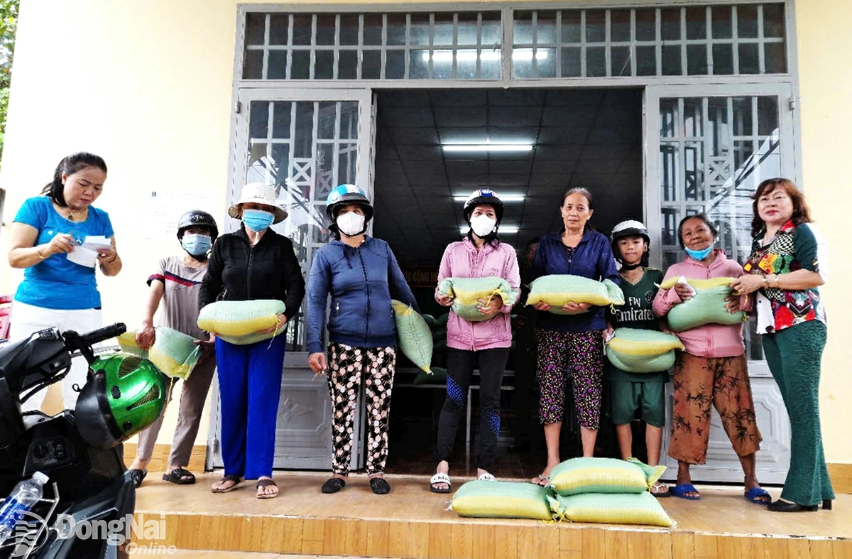 Bà Lâm Thị Hà, Chi hội trưởng Chi hội Phụ nữ khu phố 24, phường Long Khánh (bìa phải) tặng quà cho hội viên phụ nữ trên địa bàn. Ảnh: NVCC

