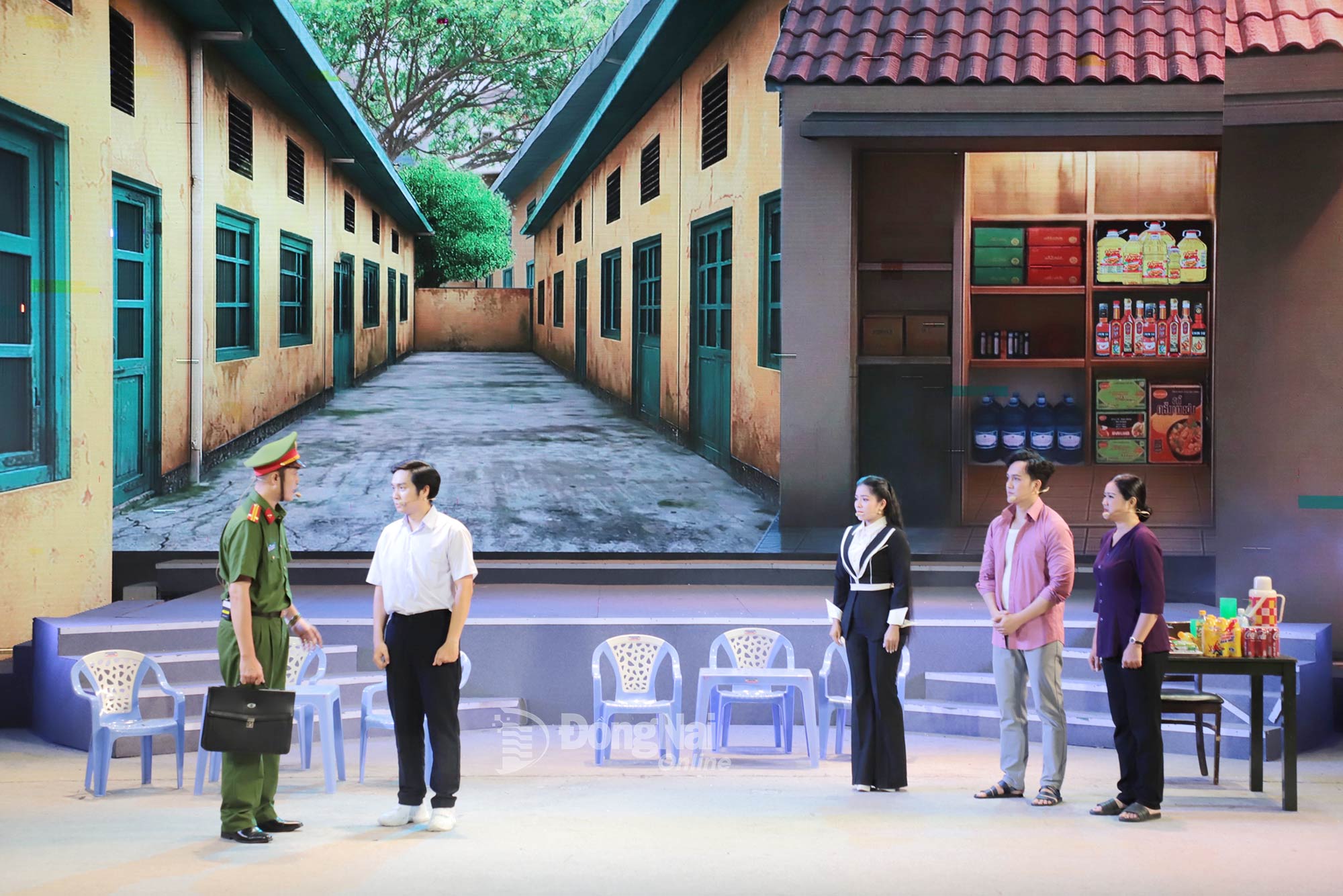 Một cảnh trong vở cải lương Hồi chuông được công diễn trực tiếp và trực tuyến phục vụ các tầng lớp nhân dân dịp cuối năm 2025. Ảnh: My Ny

