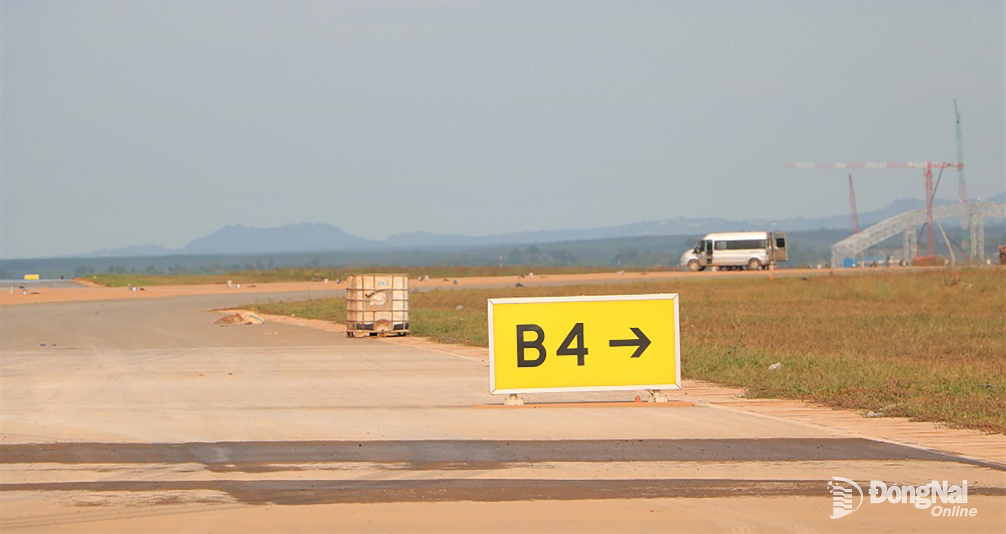 Signage along Runway No.1 at Long Thanh Airport has been installed. Photo: Pham Tung