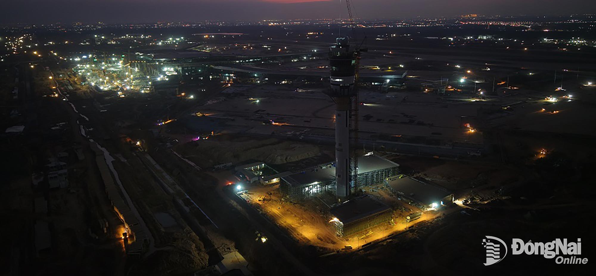 To meet the goal of inaugurating the project on December 19, 2025, the Long Thanh Airport project continues to operate on a “three-shift, four-team” schedule. Photo: Pham Tung
