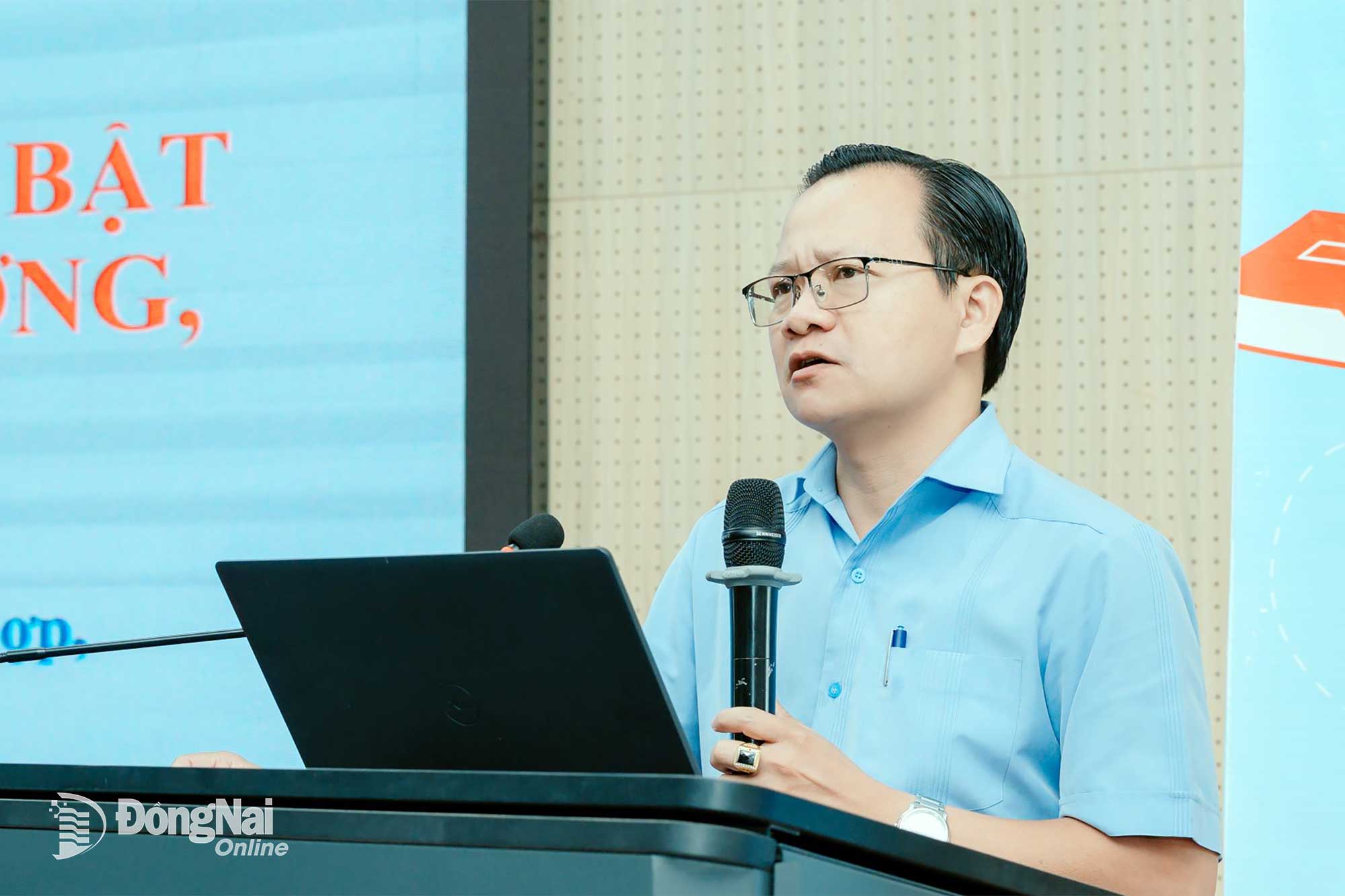 Đồng chí Phan Duy Khiêm, Trưởng phòng Thông tin - Tổng hợp, Ban Tuyên giáo và Dân vận Tỉnh ủy Đồng Nai triển khai nghị quyết tại hội nghị. Ảnh: CTV