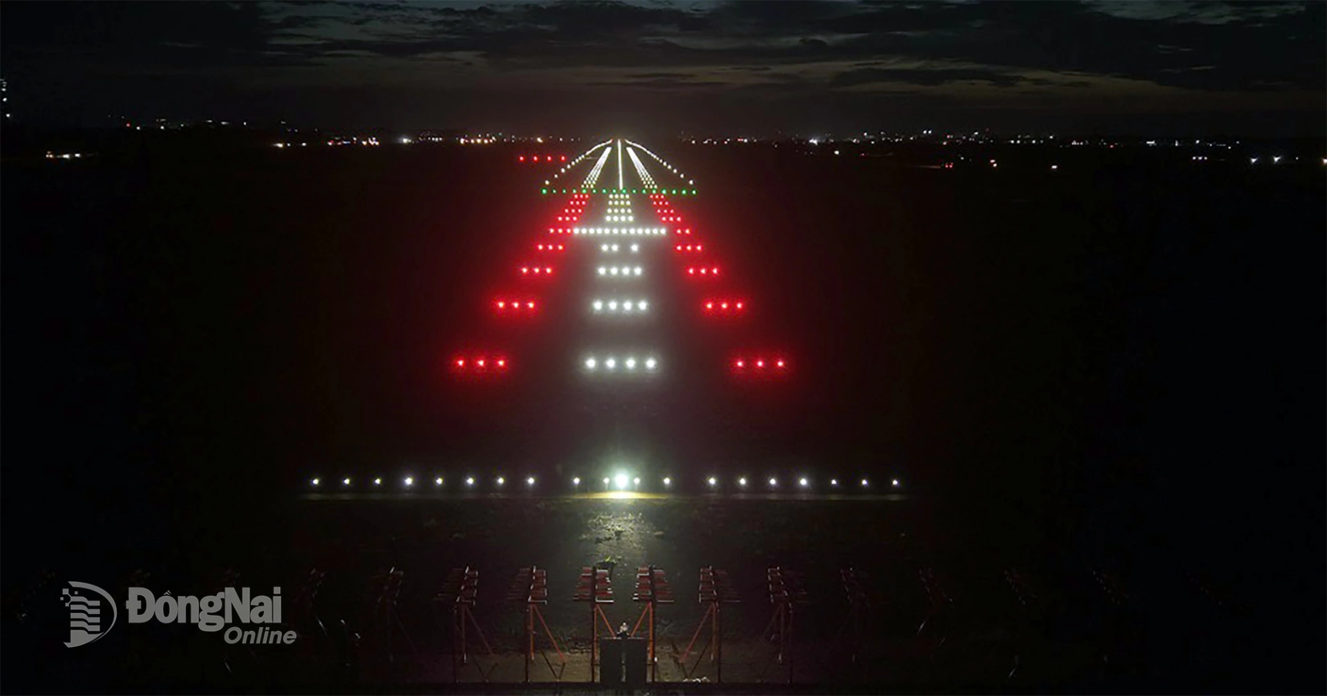 The successful operation of the full aviation lighting and signage system helps ensure the conditions required for the airport to welcome its first technical flight landing on Runway No. 1.