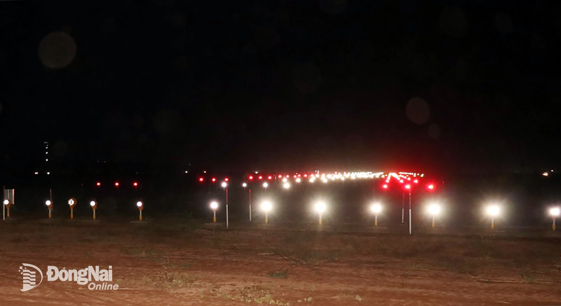 Alongside the lighting system installed along Runway No. 1, the approach lighting arrays at both ends of the runway have also been completed, with a total length of 1.8km (900m at each end). Photo: Pham Tung