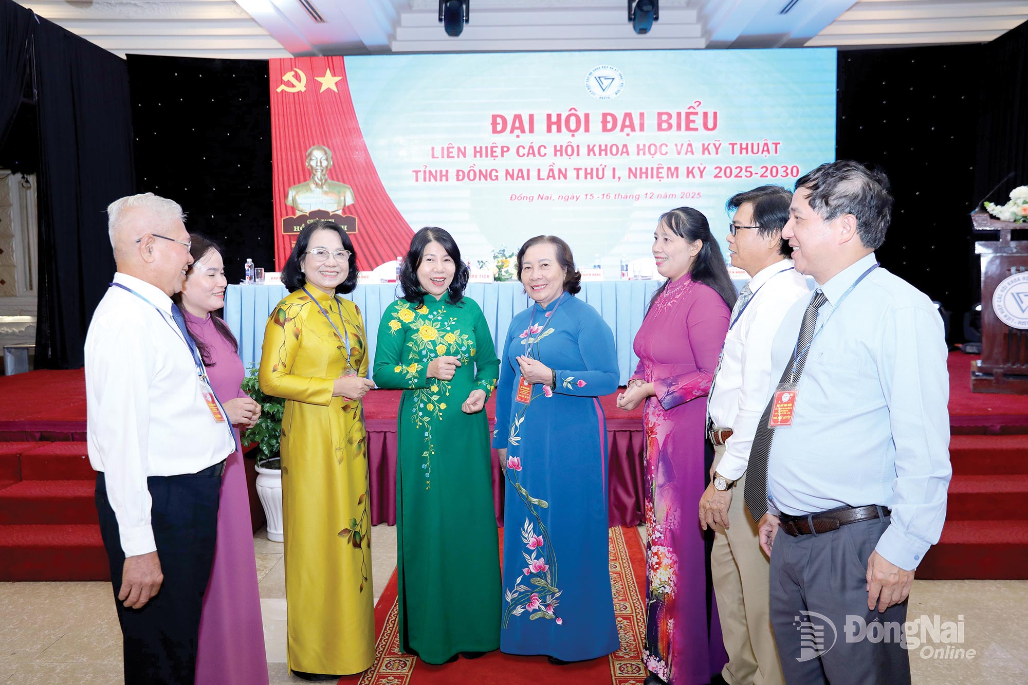 Các đại biểu thảo luận bên lề Đại hội Đại biểu Liên hiệp Các hội khoa học và kỹ thuật tỉnh Đồng Nai lần thứ I, nhiệm kỳ 2025-2030. Ảnh: Huy Anh