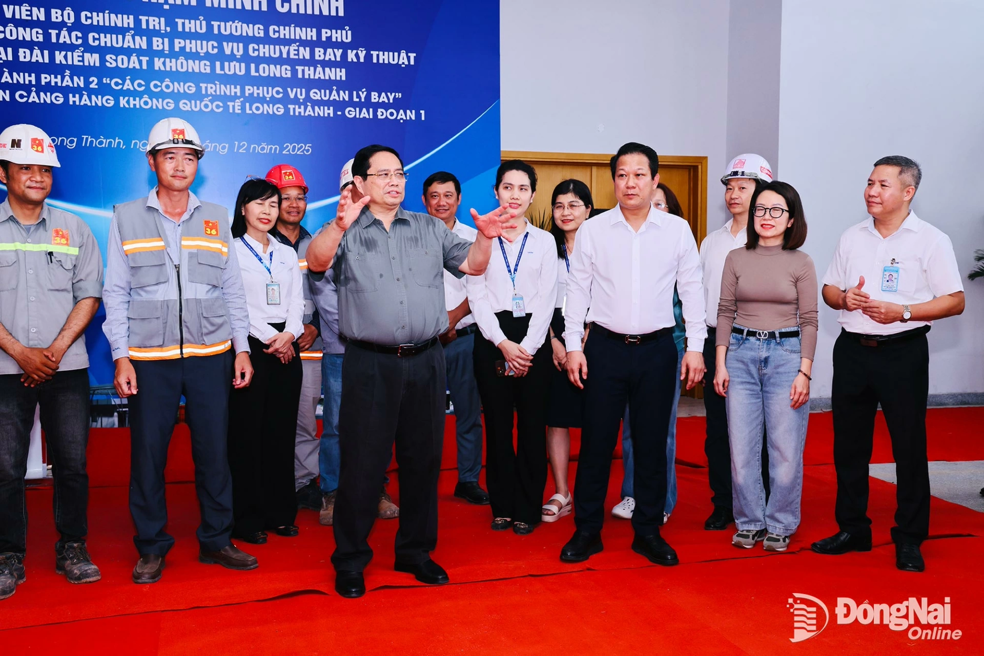 PM Pham Minh Chinh exchanges views and encourages officials, engineers and air traffic controllers working at the air traffic control tower of Long Thanh Airport. Photo: Cong Nghia