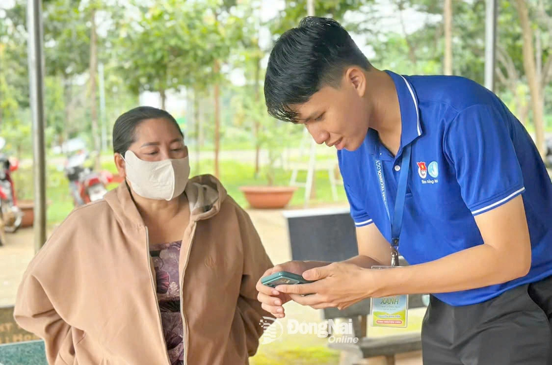 Members from the provincial-level “Green Summer” Volunteer Team lend their support to residents in Dak Nhau commune, guiding them through administrative procedures at the local Public Administration Service Center. (Photo: Archives)