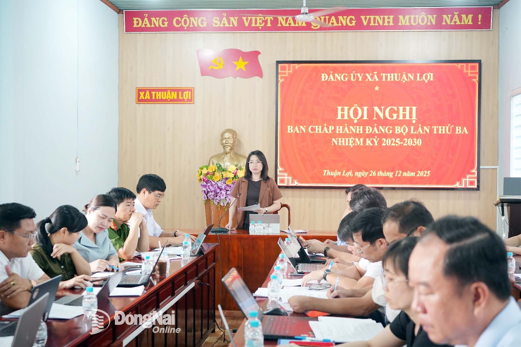 Bí thư Đảng ủy, Chủ tịch HĐND xã Bùi Thị Minh Thúy phát biểu tại hội nghị. Ảnh: Cẩm Nhung

