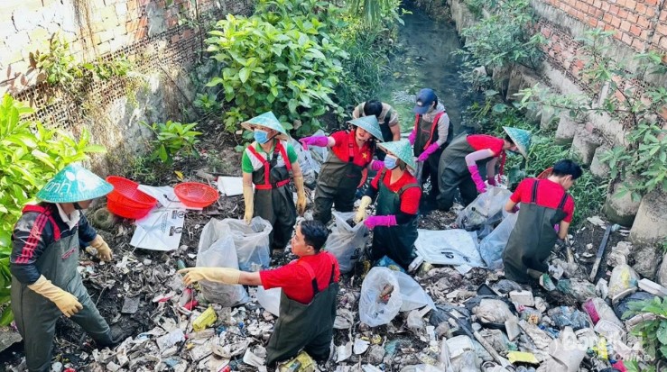 A waste collection campaign by the Dong Nai Green Community Group. Photo: Thuy Tien