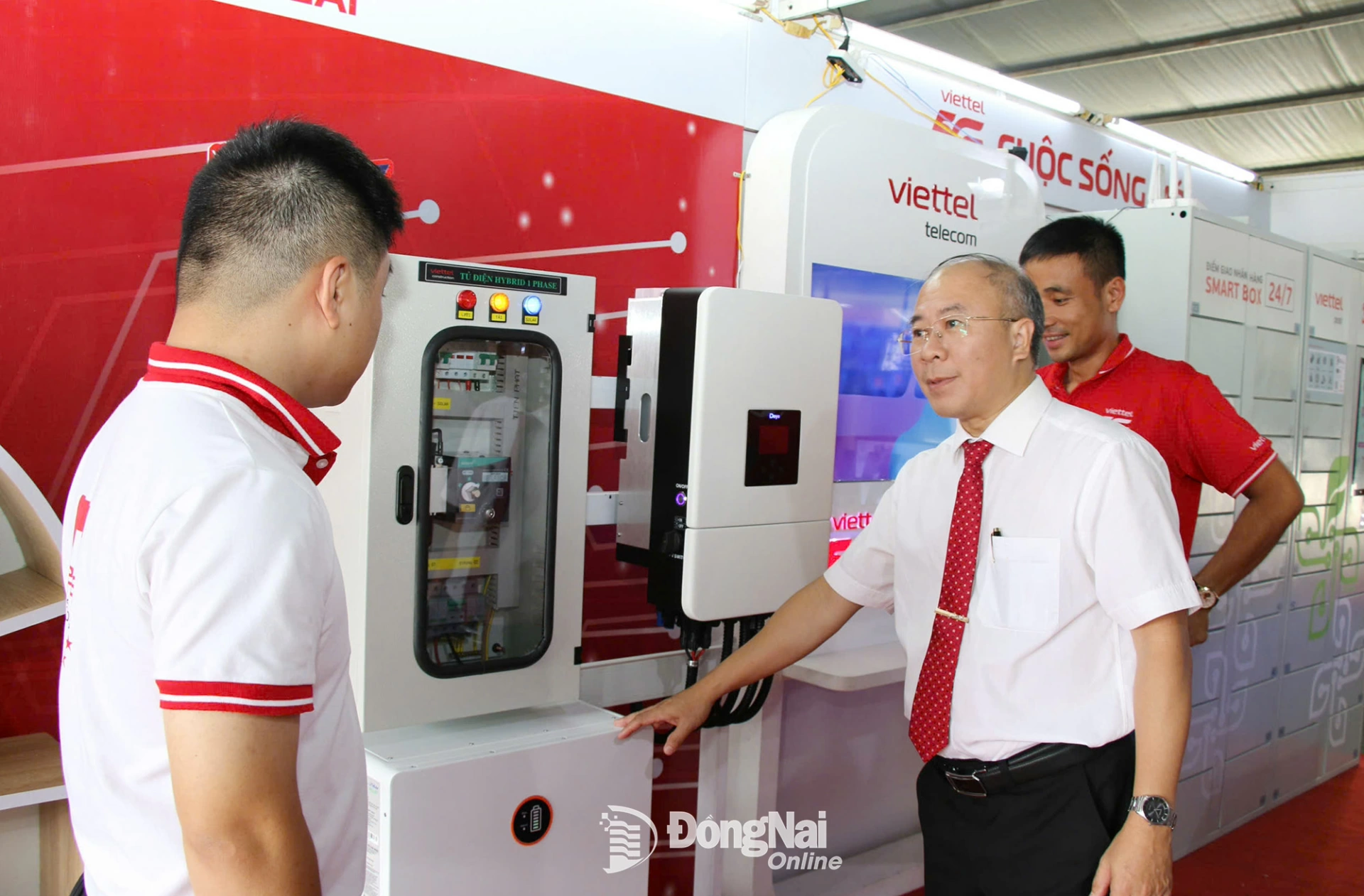 Deputy Director of the DoST Nguyen Minh Quang visits a booth showcasing Viettel Dong Nai’s digital technology products at Techfest Dong Nai 2025. Photo: Hai Quan