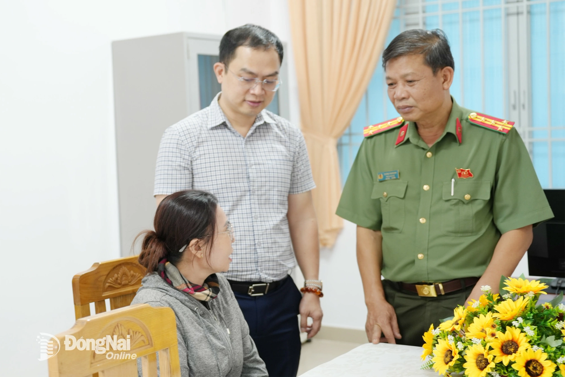 Đại tá Dương Văn Mạnh, Phó Giám đốc Công an tỉnh Đồng Nai trao đổi với công dân tại địa điểm tiếp công dân kiểu mẫu của xã Long Thành. Ảnh: L.A
